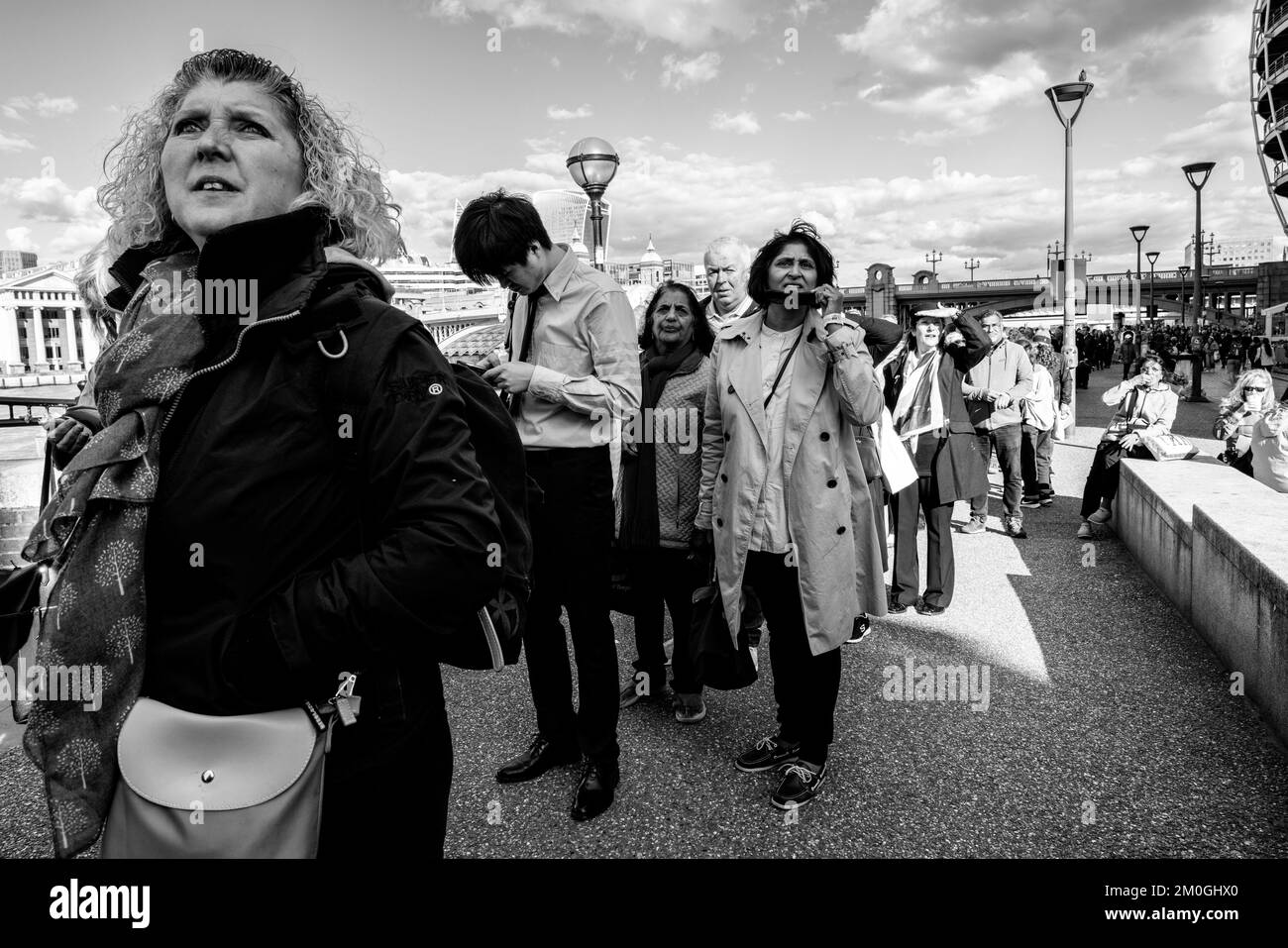 Les Britanniques et les gens du monde entier font la queue pour voir la Reine dans l'État de Westminster Hall, Londres, Royaume-Uni. Banque D'Images
