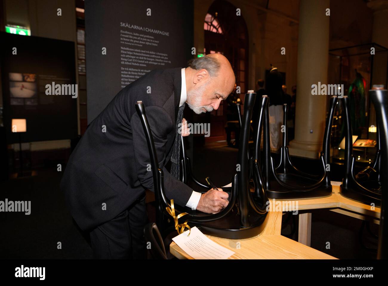 Prix Nobel de science économique 2022 Ben S. Bernanke, des États-Unis, signe une chaire au Nobel Museum de Stockholm, Suède, le 06 décembre 2022. Photo: Jessica Gow / TT / Kod 10070 Banque D'Images