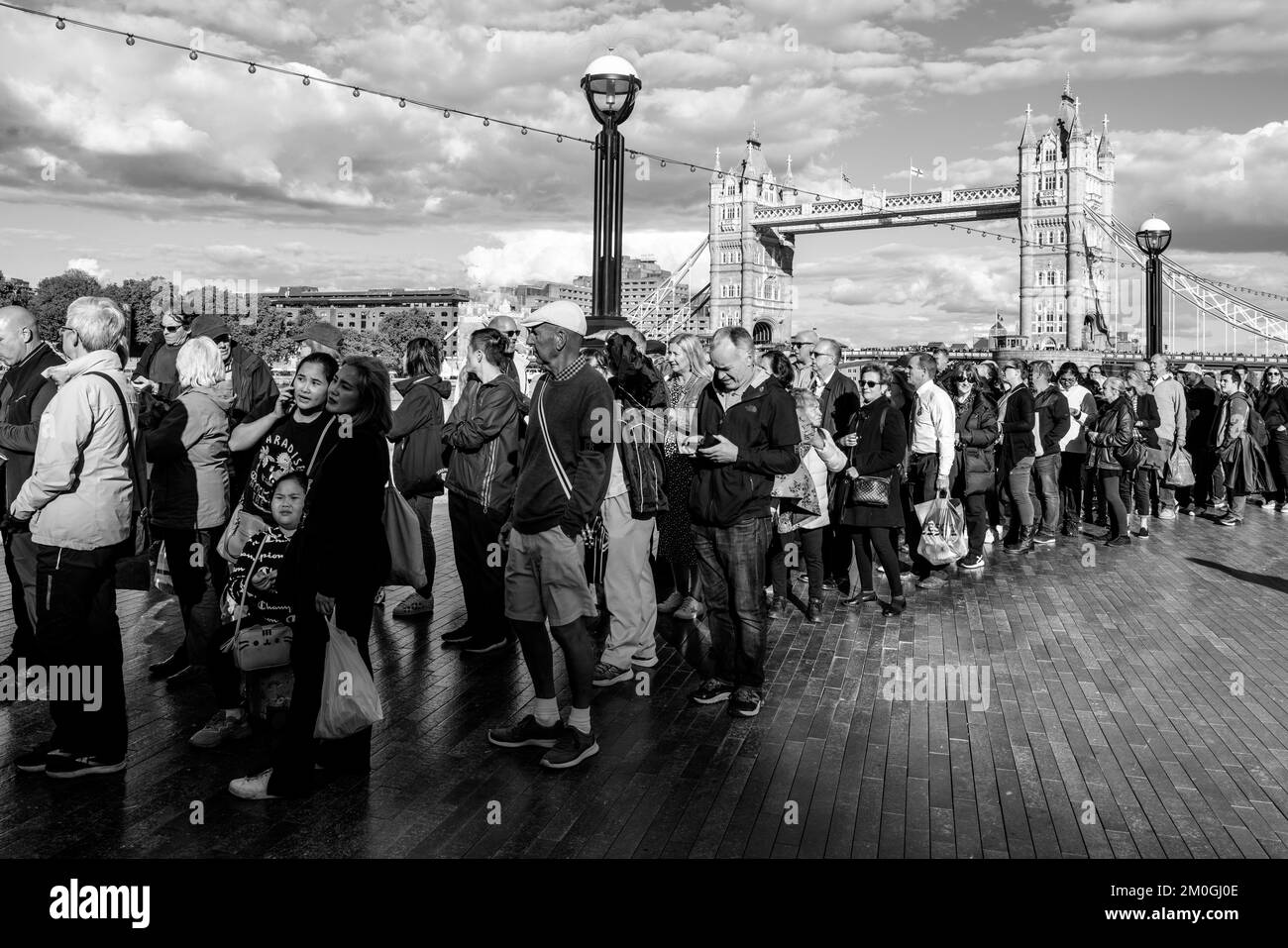 En remontant jusqu'au Tower Bridge, les Britanniques et les gens du monde entier font la queue pour voir la Reine gisant dans l'État à Westminster Hall, Londres, Royaume-Uni Banque D'Images