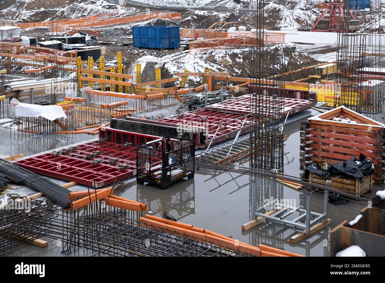 Les premiers ouvriers travaillent des piliers en béton sur le chantier — free download