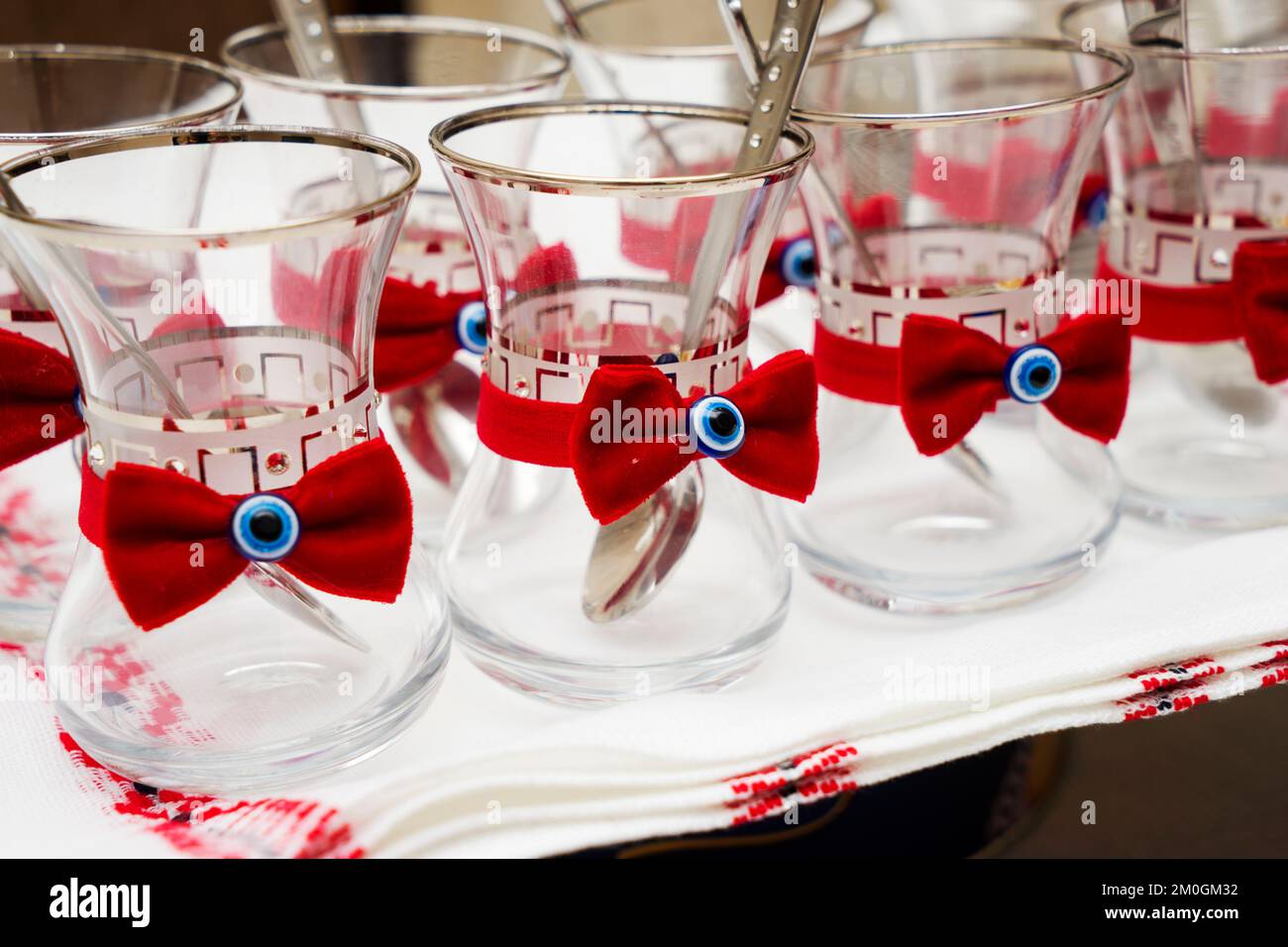 Oriental, turc, azéri traditionnel en verre de forme poire pour thé noir. Armudu Armud le fond et un bol en verre sur la table Banque D'Images