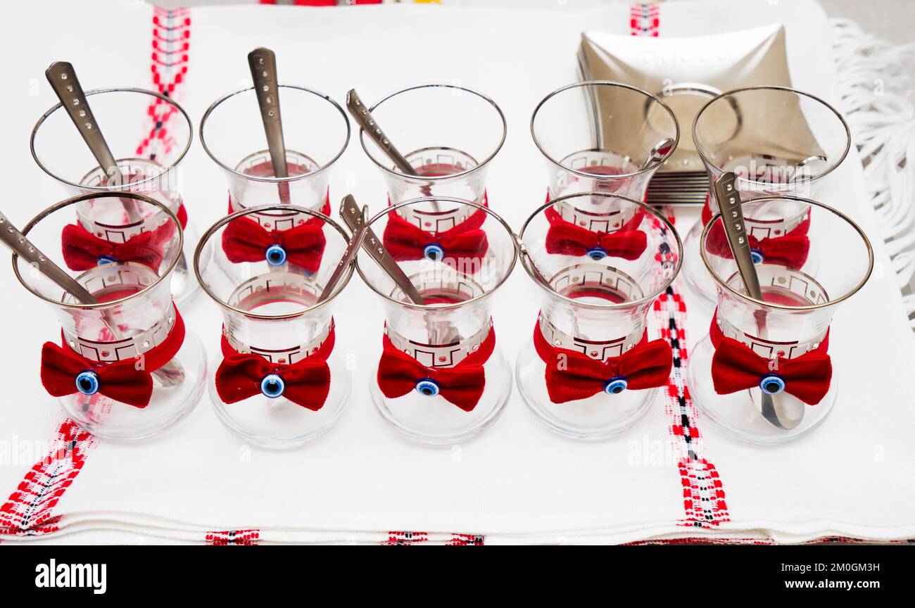 Oriental, turc, azéri traditionnel en verre de forme poire pour thé noir. Armudu Armud le fond et un bol en verre sur la table Banque D'Images
