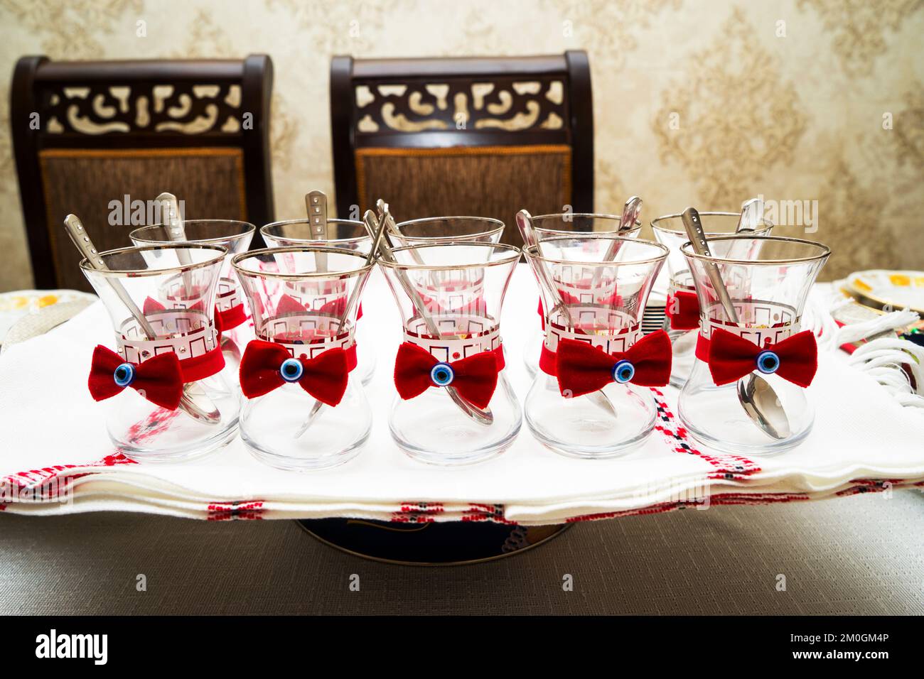 Oriental, turc, azéri traditionnel en verre de forme poire pour thé noir. Armudu Armud le fond et un bol en verre sur la table Banque D'Images