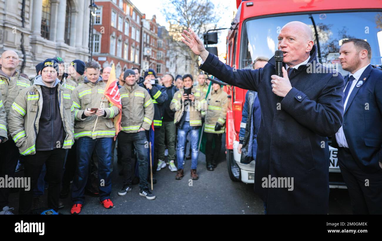 Londres, Royaume-Uni. 06th décembre 2022. Matt rack, secrétaire général de l'Union des brigades de pompiers, s'adresse à la foule à l'extérieur de la salle méthodiste. Les pompiers, le personnel de contrôle et les membres du Syndicat des brigades des pompiers (FBU) se rassemblent aujourd'hui à Westminster et les députés du lobby pour marquer le début d'un scrutin de grève. Les membres DE LA FBU ont rejeté l'offre de rémunération actuelle et votent sur la question de savoir si les grèves seront Vas-y. Credit: Imagetraceur/Alamy Live News Banque D'Images