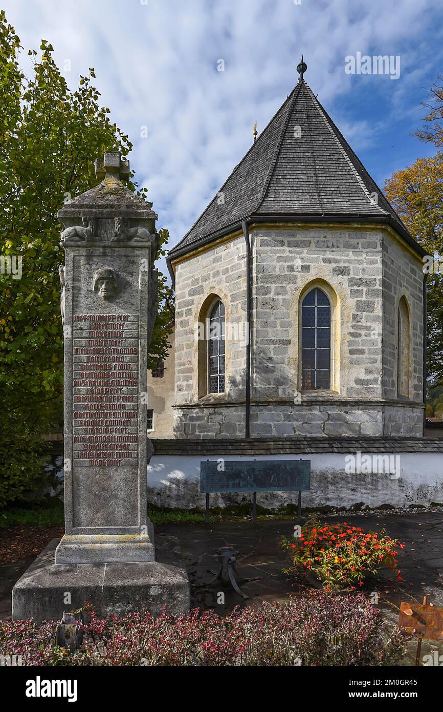Pèlerinage gothique tardif église de Saint Maria zu Bräuhausen, un mémorial de guerre sur la gauche, Seeon, Chiemgau, Bavière, Allemagne, Europe Banque D'Images