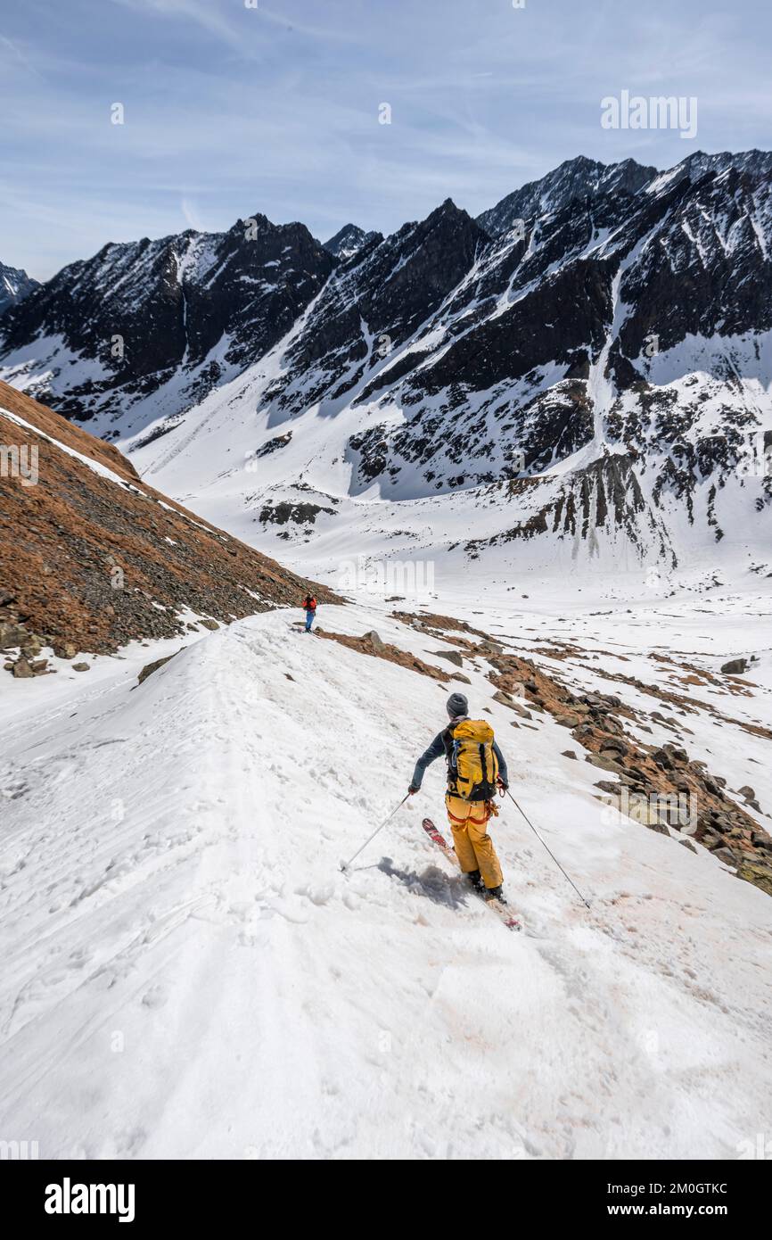 Skieurs skiant sur un glacier moraine, Berglaastal, Alpes de Stubai, Tyrol, Autriche, Europe Banque D'Images