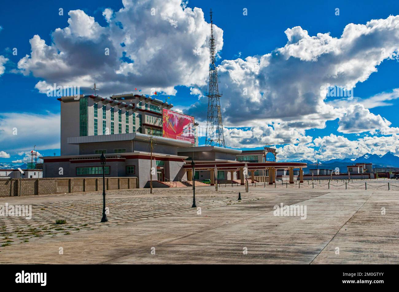 Chaîne de télévision dans la ville d'Ali, Shiquanhe, la ville la plus occidentale du Tibet, Asie Banque D'Images