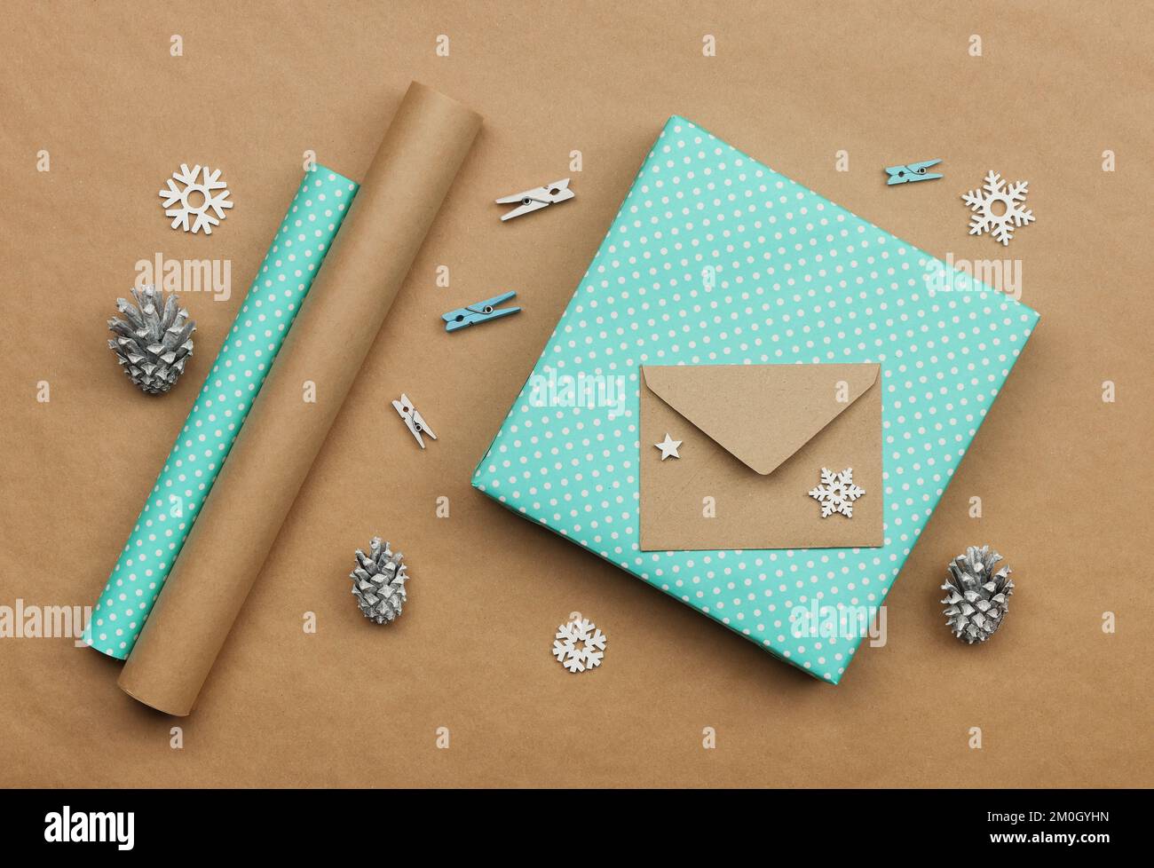 Gros plan emballage et emballage des boîtes-cadeaux de Noël avec papier bleu, vue en grand angle Banque D'Images