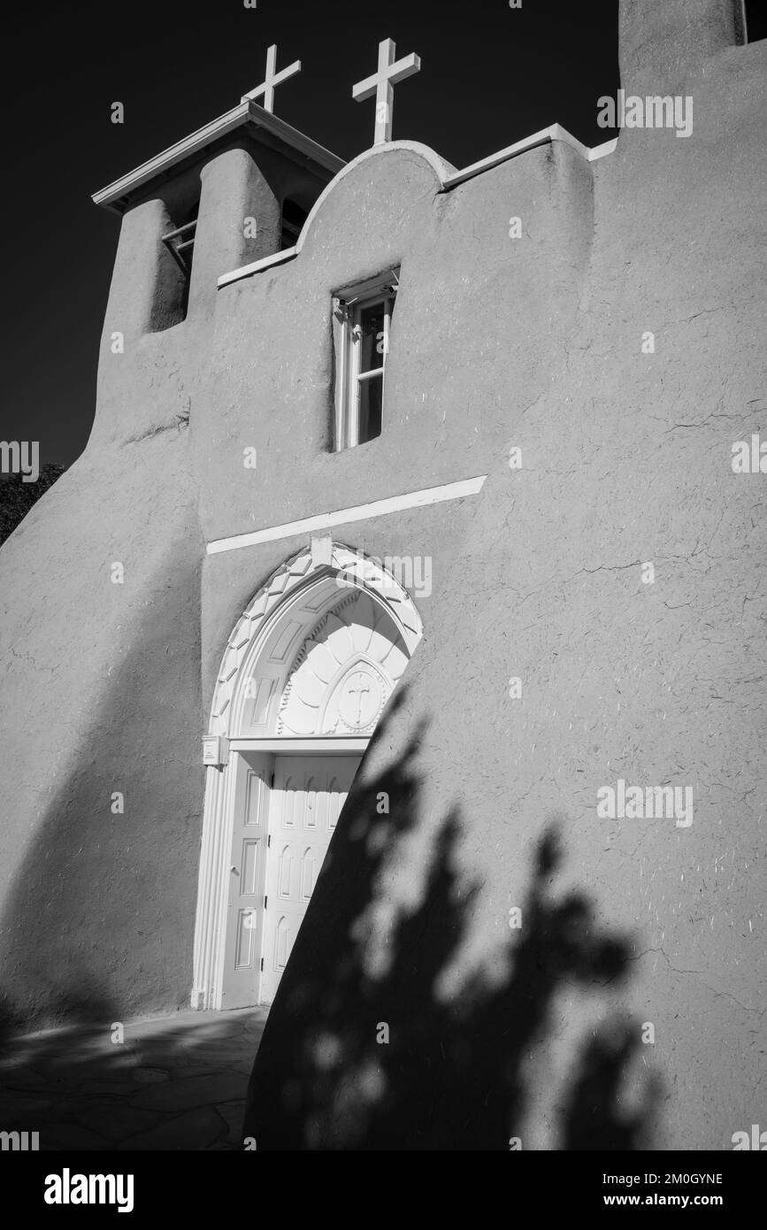 L'église San Francisco de Asis à Ranchos de Taos, Nouveau-Mexique, États-Unis, rendue célèbre par Ansel Adams. Banque D'Images