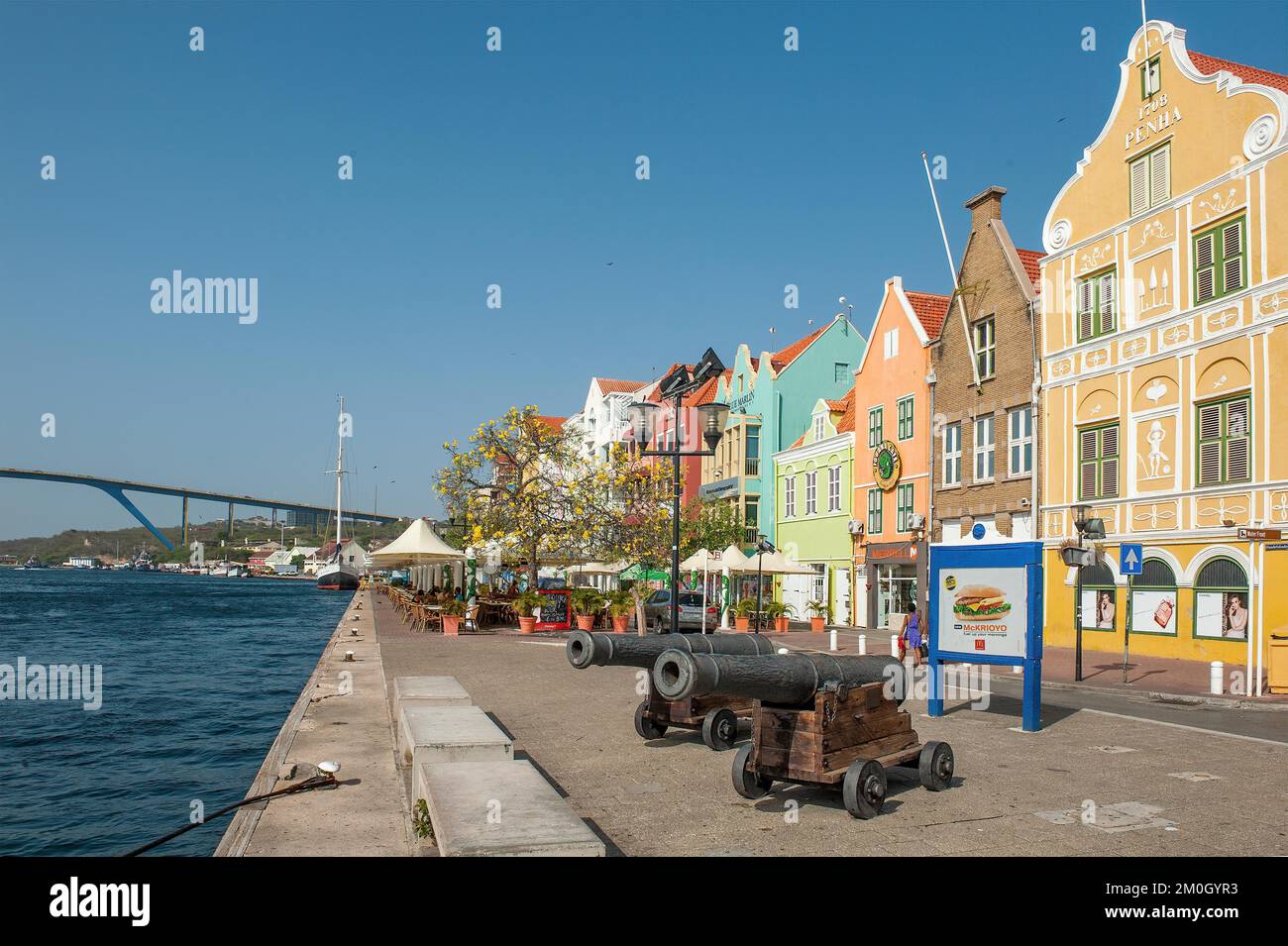 Front de mer à St. La baie de Saint Anna en face des canons historiques canons droite représentative abrite des bâtiments de l'époque coloniale laissés en arrière-plan que Banque D'Images