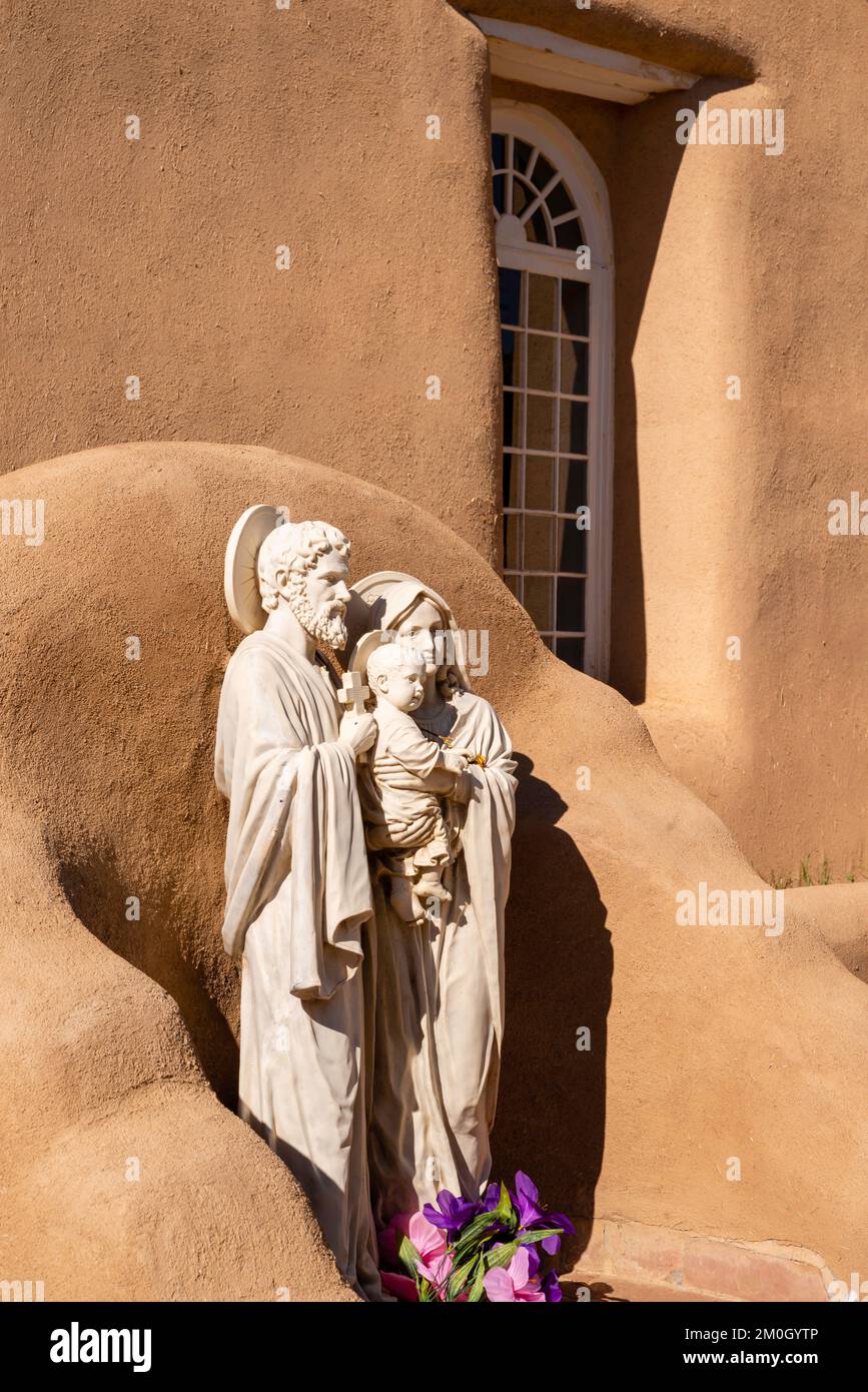 L'église San Francisco de Asis à Ranchos de Taos, Nouveau-Mexique, États-Unis, rendue célèbre par Ansel Adams. Banque D'Images