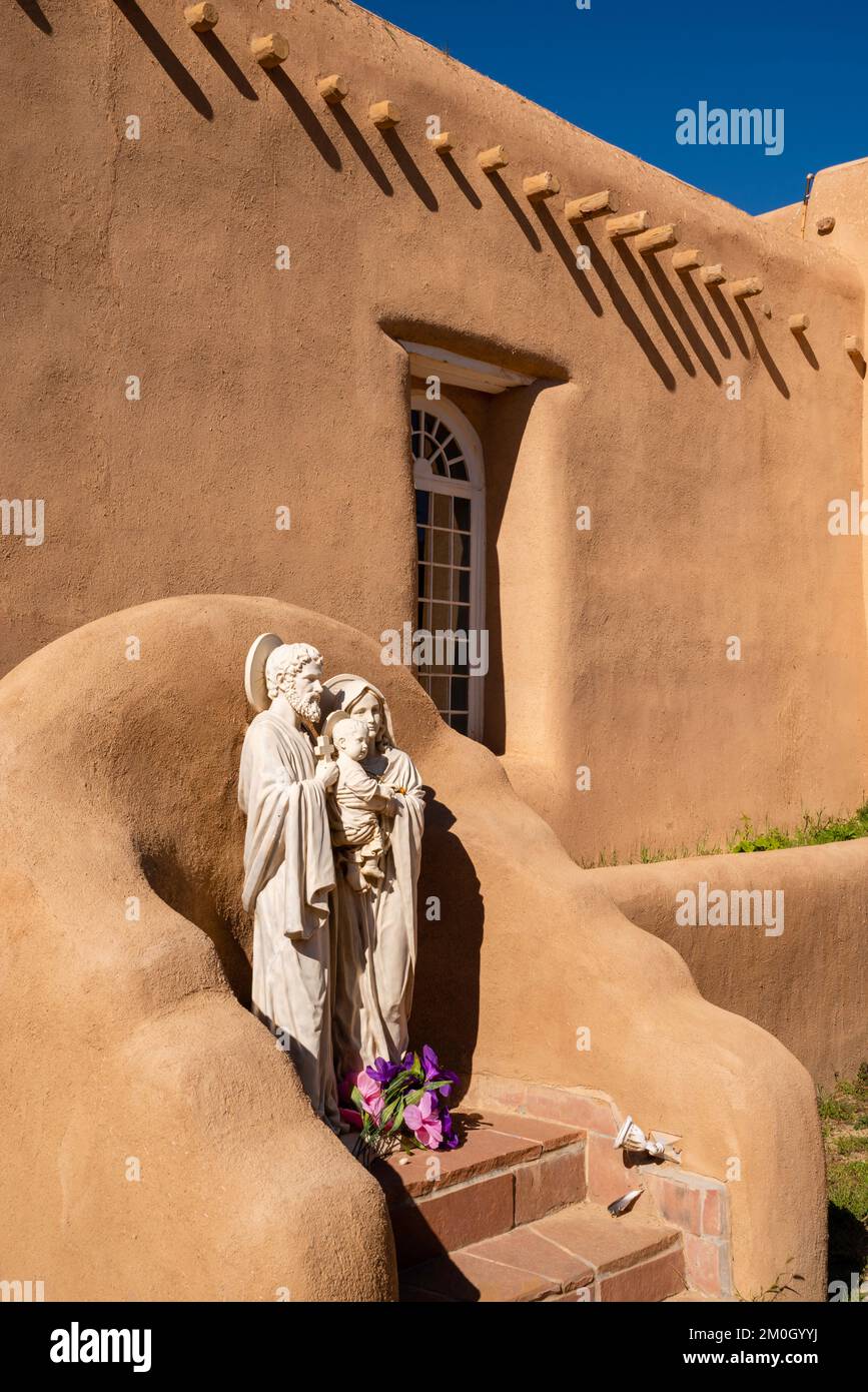 L'église San Francisco de Asis à Ranchos de Taos, Nouveau-Mexique, États-Unis, rendue célèbre par Ansel Adams. Banque D'Images