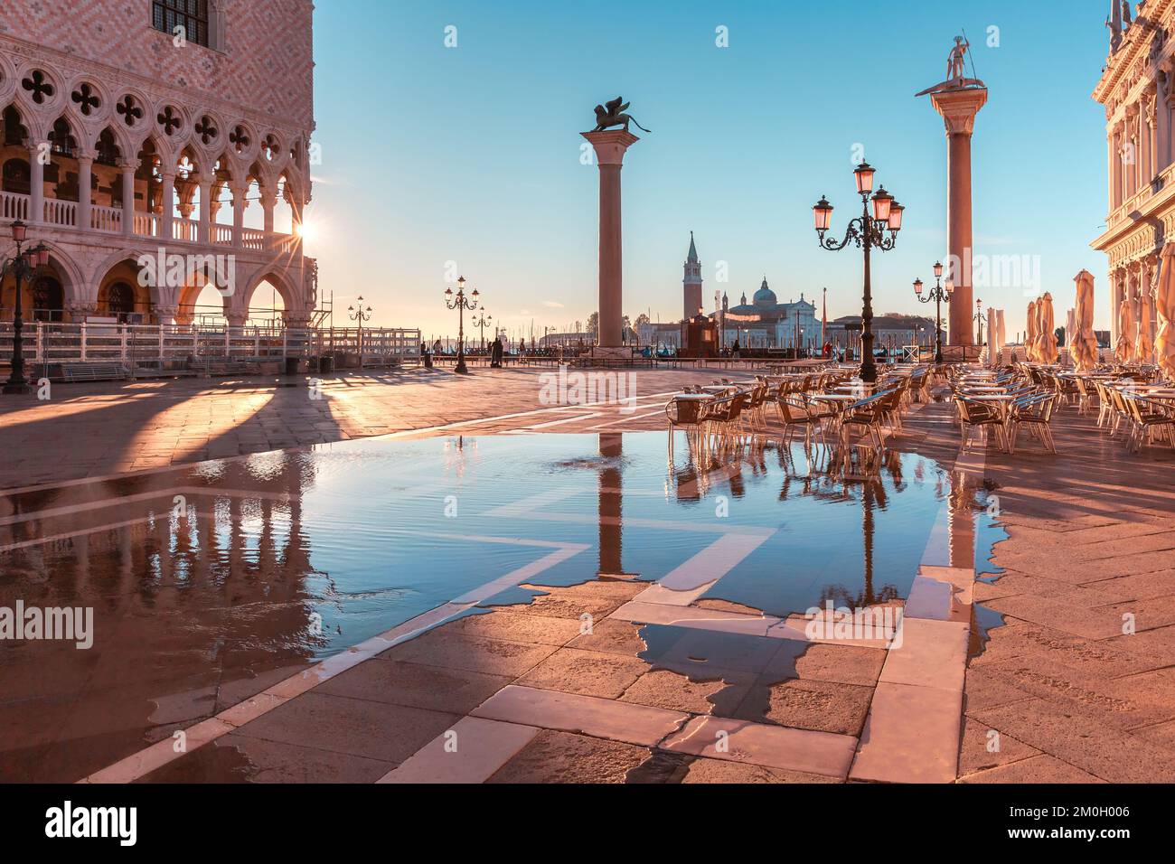 Magnifique lever de soleil sur la promenade de la mer à la place San Marco à Venise, Italie Banque D'Images