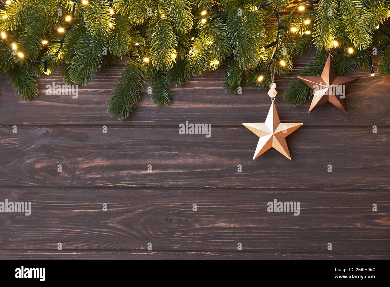 Fond d'hiver avec branches de sapin et décorations de Noël sous forme d'étoile Banque D'Images