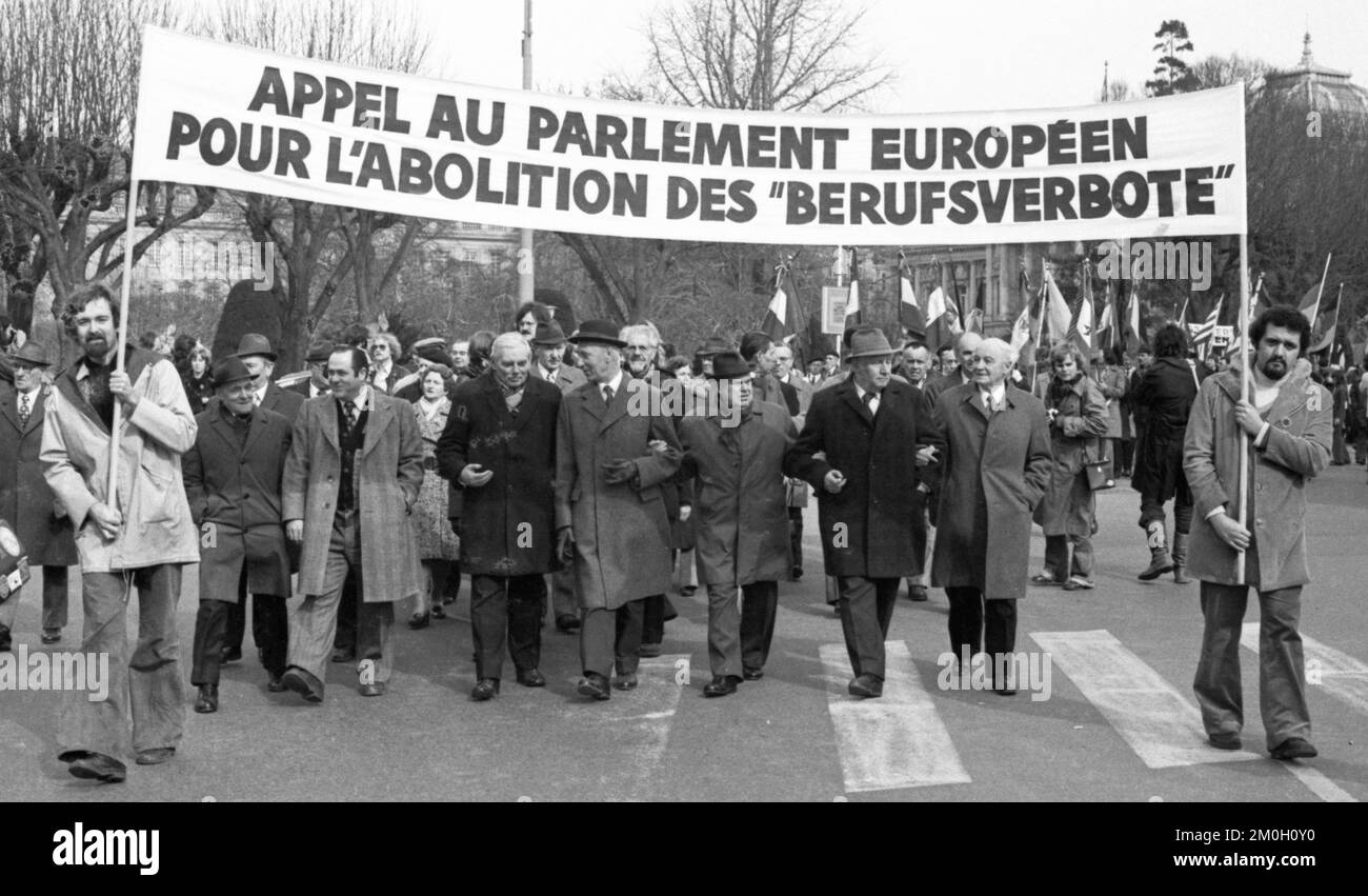 Les victimes du décret radical, la résistance française et les victimes allemandes nazies ont manifesté ensemble contre les conséquences du décret radical et du Banque D'Images