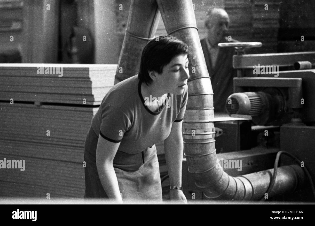 Emplois pour jeunes et vieux dans une petite usine de meubles (Voelker) à Witten sur 20.5.1976 Banque D'Images