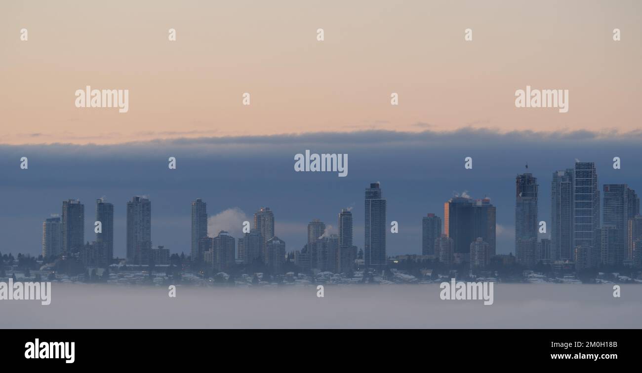 Une épaisse couverture de brouillard couvrant le grand Vancouver le matin d'hiver au lever du soleil Banque D'Images