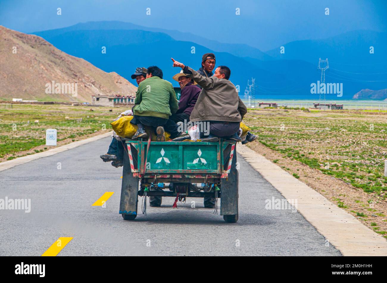 Personnes sur un tracteur, Tibet Banque D'Images