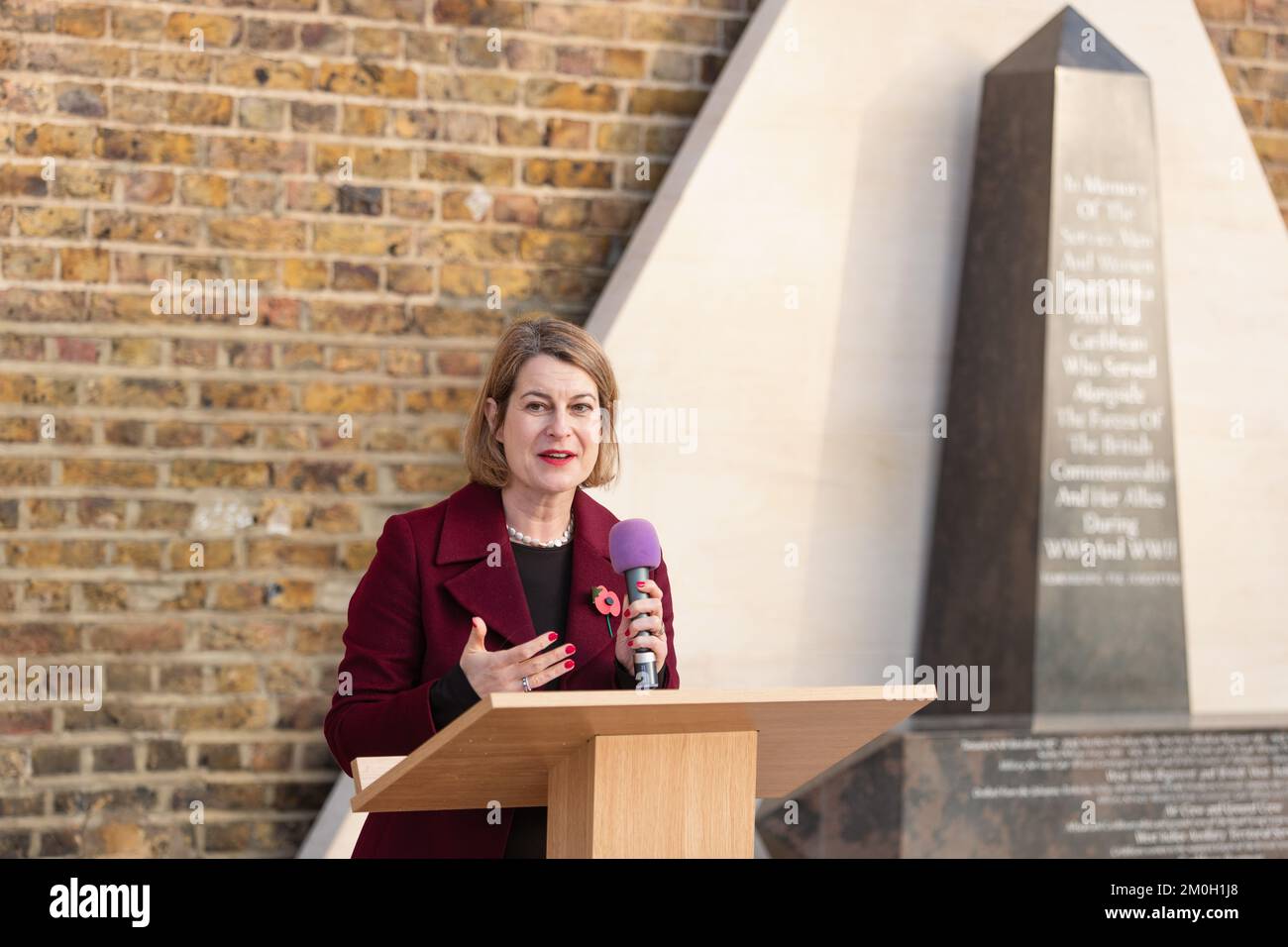 Brixton, Londres, Royaume-Uni, 13 novembre 2022, la députée Helen Hayes (laboratoire) parle au jour du souvenir de la place Windrush, au Monument commémoratif de guerre Banque D'Images