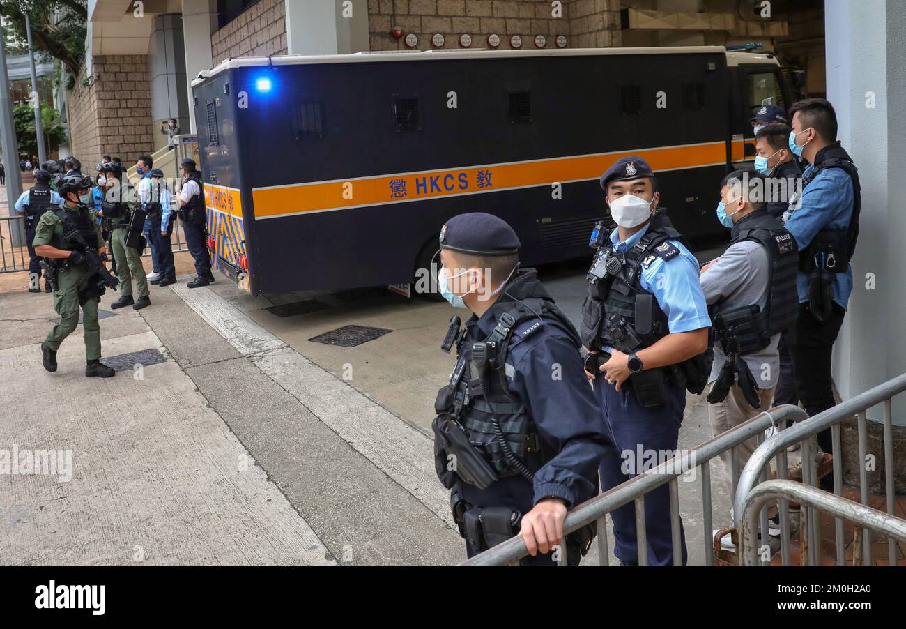 Jimmy Lai Chee-ying arrive à la haute Cour par le véhicule du Service correctionnel. Lai, fondateur de l'ancien Apple Daily, a engagé le conseiller du roi britannique Timothy Owen pour le représenter dans son procès de sécurité nationale qui est maintenant reporté à 13 décembre en attendant une interprétation juridique par Pékin sur la possibilité pour les avocats étrangers de se joindre à de telles procédures. DEC0122. SCMP / Elson Li Banque D'Images