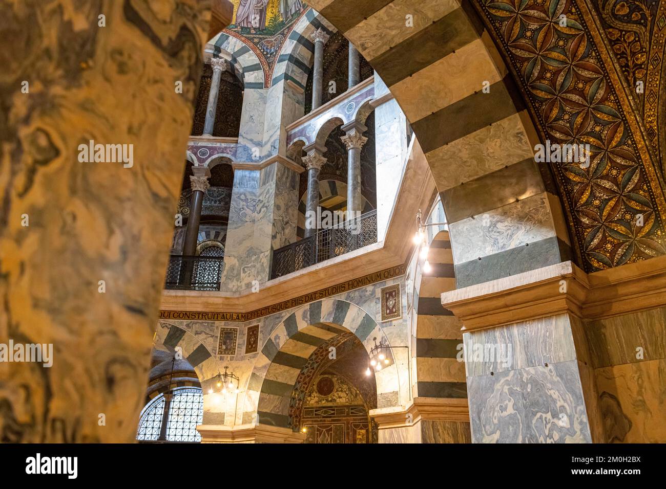 Splendide intérieur dans le site classé au patrimoine mondial de l'UNESCO la cathédrale d'Aix-la-Chapelle, Aix-la-Chapelle, Allemagne, Europe Banque D'Images