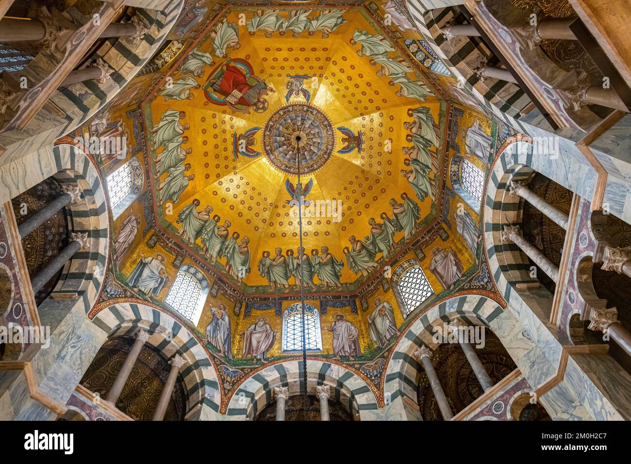 Splendide intérieur dans le site classé au patrimoine mondial de l'UNESCO la cathédrale d'Aix-la-Chapelle, Aix-la-Chapelle, Allemagne, Europe Banque D'Images