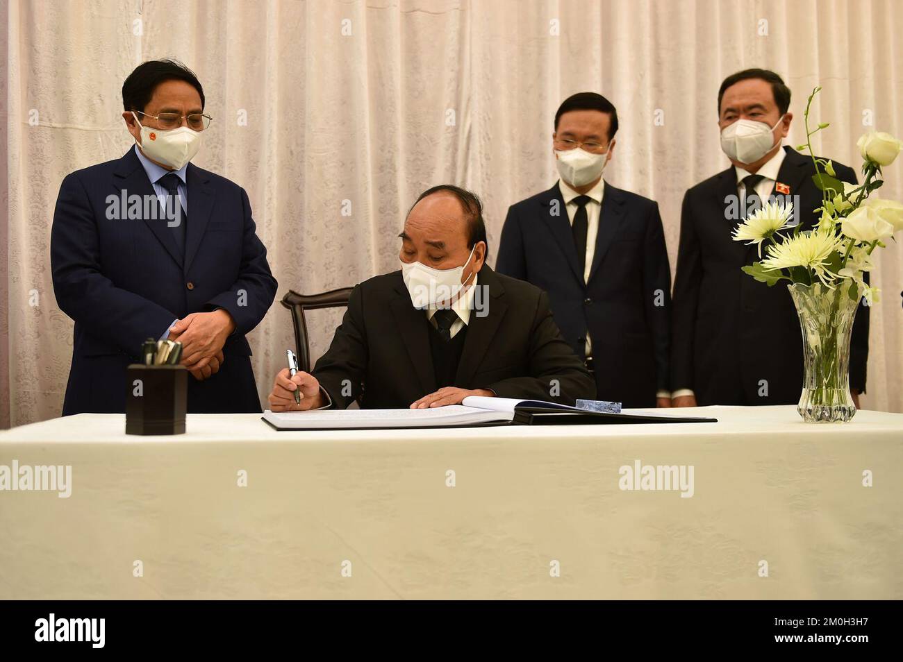 Pékin, Vietnam. 2nd décembre 2022. Le président vietnamien Nguyen Xuan Phuc (2nd L) et le Premier ministre Pham Minh Chinh (1st L) pleurent le décès de l'ancien dirigeant chinois Jiang Zemin à l'ambassade chinoise à Hanoi, au Vietnam, le 2 décembre 2022. Credit: Hu Jiali/Xinhua/Alay Live News Banque D'Images