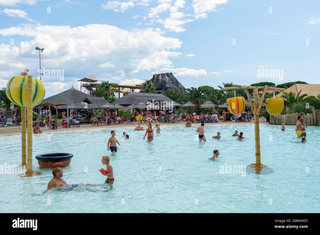 Acquavillage, Cecina Livorno, Italie, toboggans aquatiques et piscine dans un parc d'attractions pendant la saison estivale. Banque D'Images