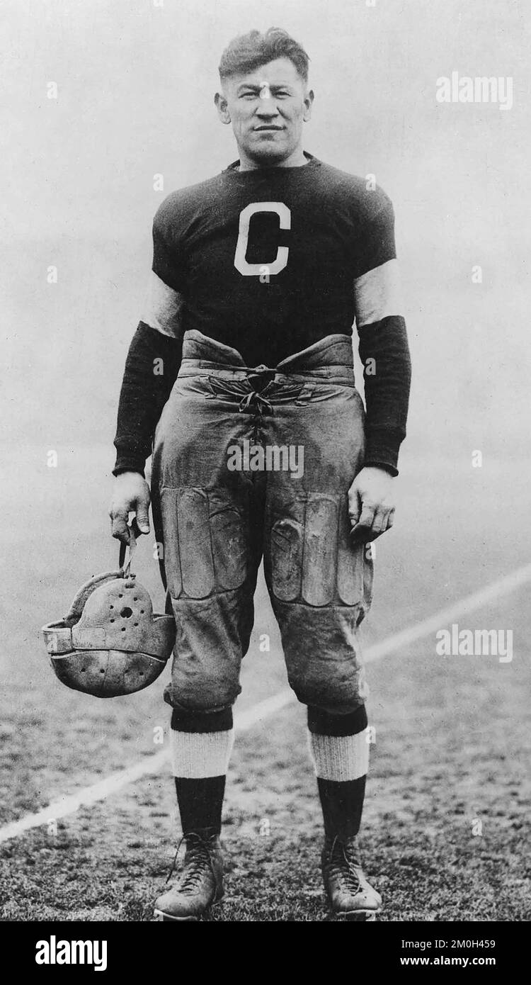 JIM THORPE (1887-1953) athlète américain champion en tant que membre des Bulldogs de Canton vers 1918 Banque D'Images