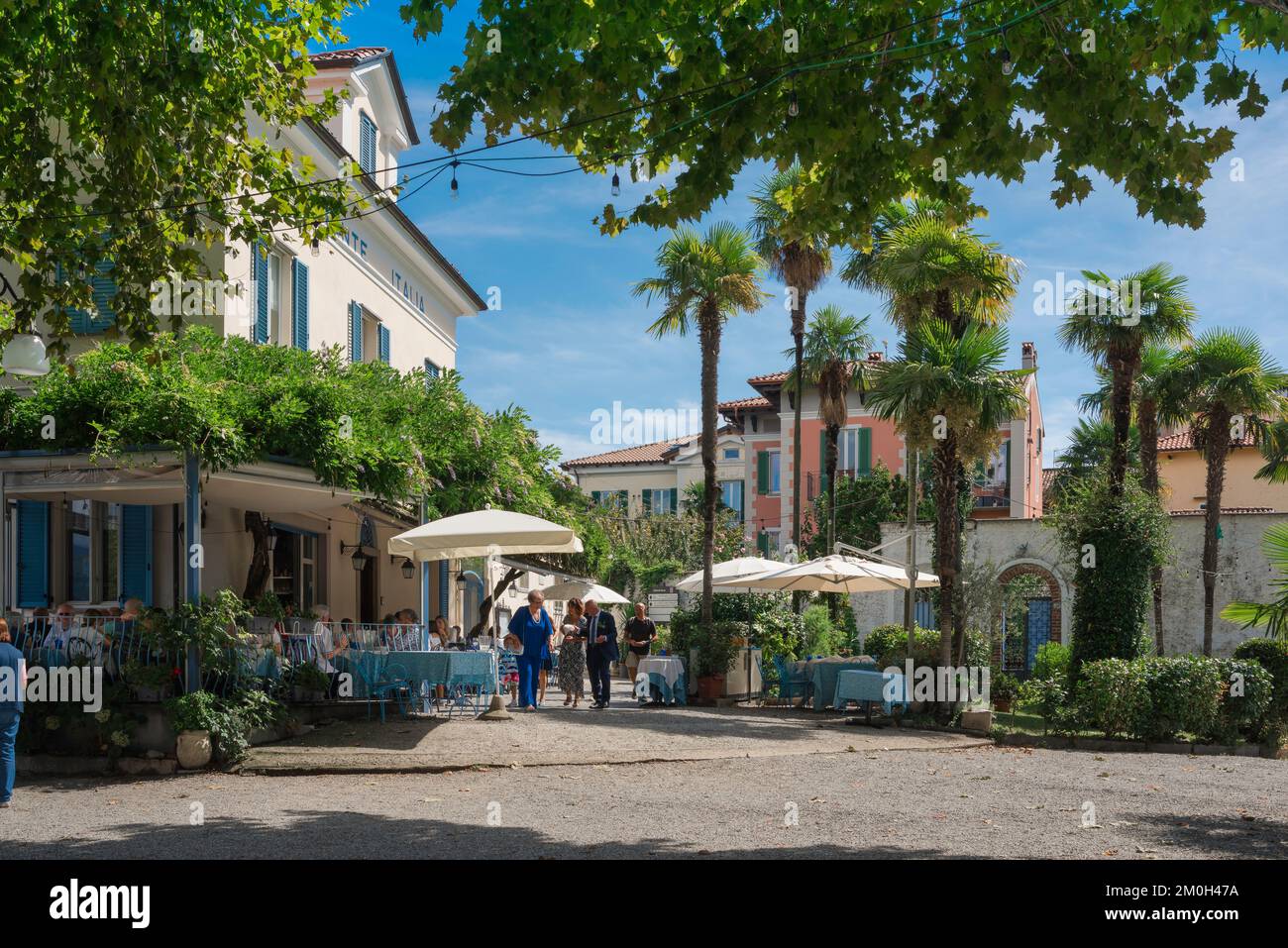 Îles Borromeo Italie, vue en été d'une rue bordée de cafés dans le pittoresque village de pêcheurs d'Isola dei Pescatori, Lac majeur, Piémont, Italie Banque D'Images