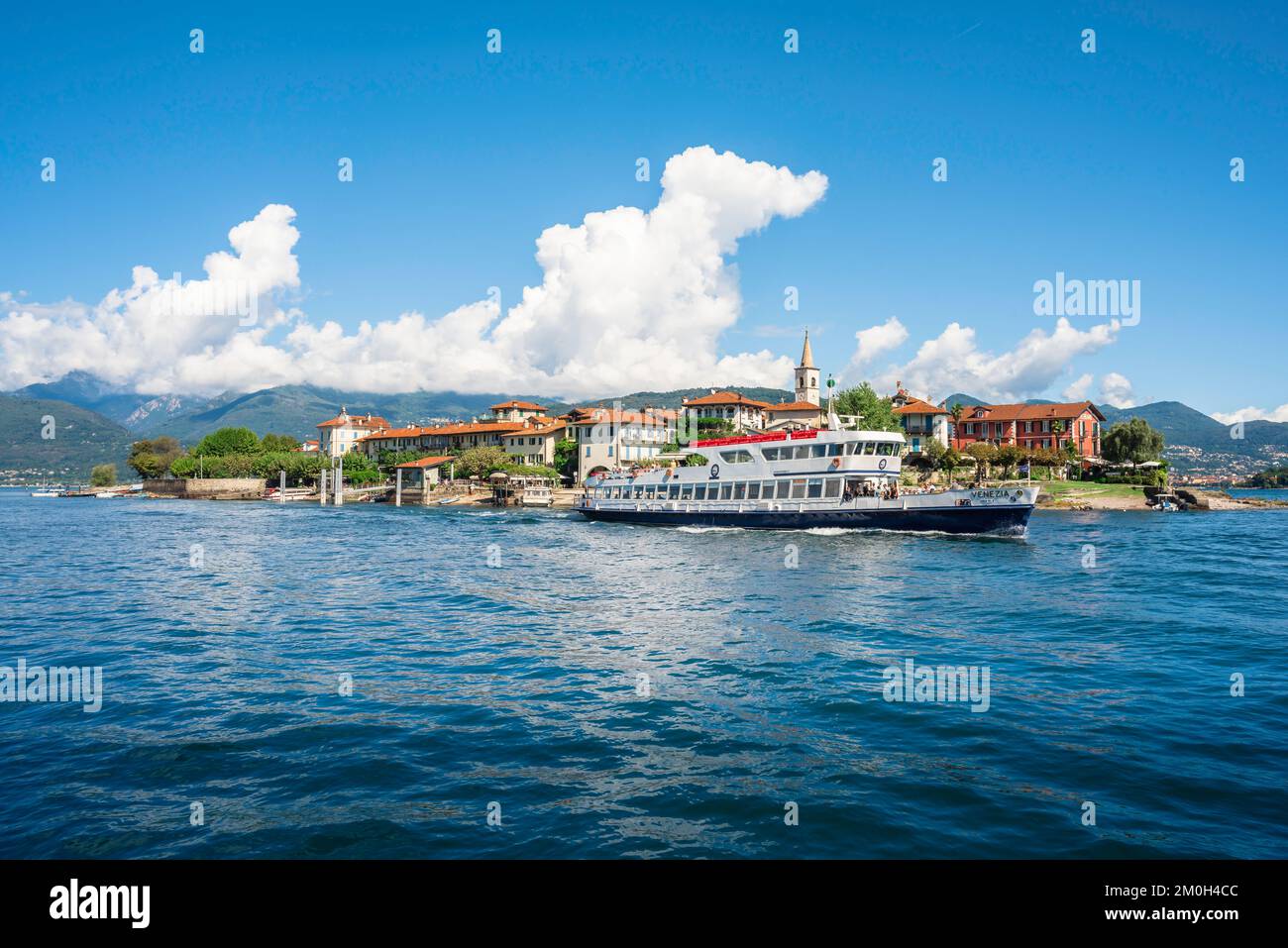 Vacances sur les lacs italiens, vue en été d'un ferry passant par Isola dei Pescatori - ou l'île des pêcheurs - situé dans le lac majeur, Piémont, Italie Banque D'Images