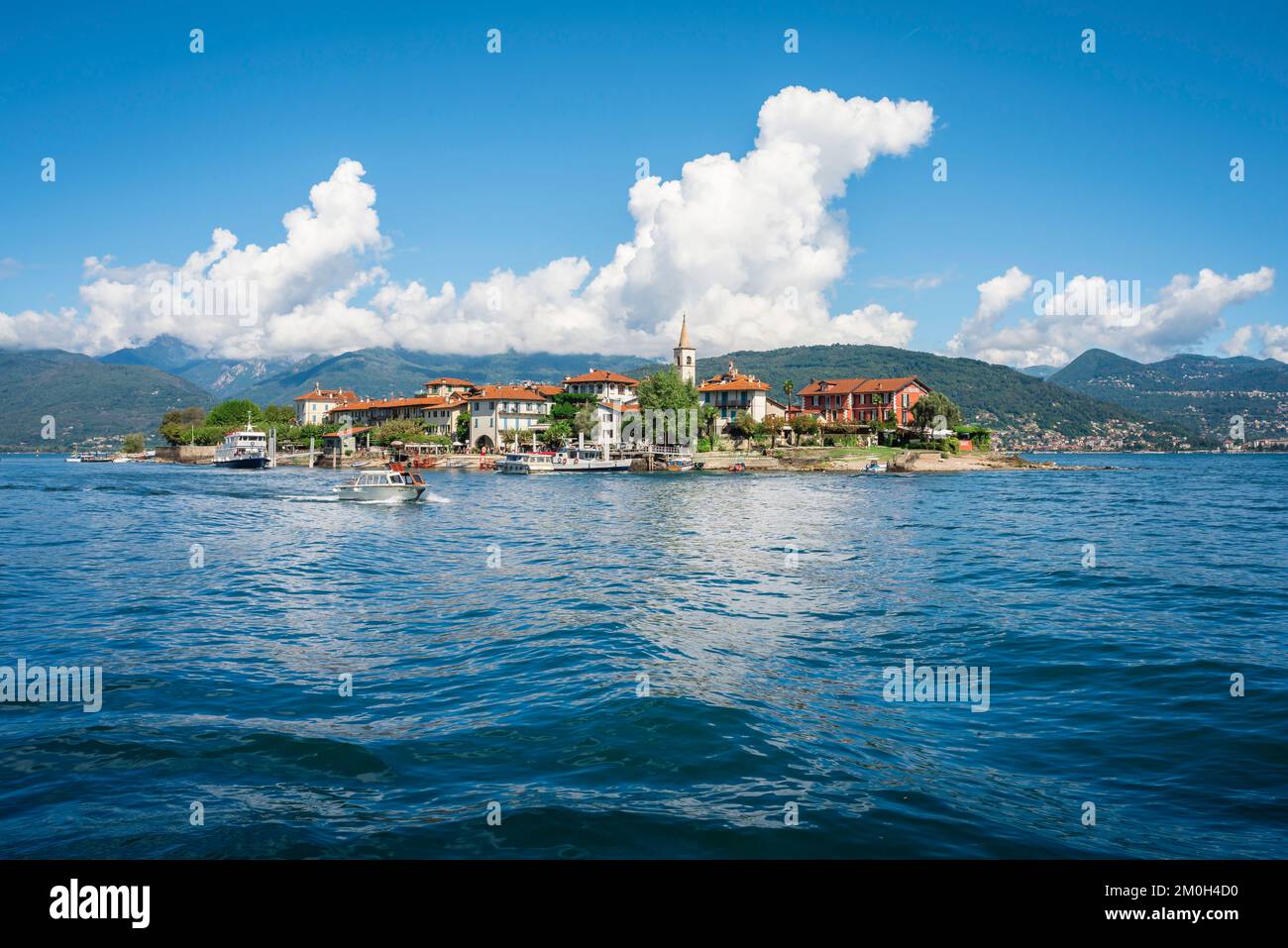 Isola Pescatori, vue en été de Isola dei Pescatori - ou île des pêcheurs - une des îles Borromeo sur le lac majeur, Piémont, Italie Banque D'Images