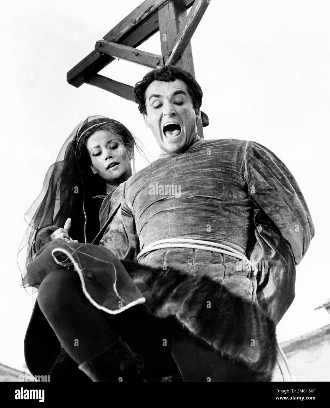 Claudine Auger, Vittorio Gassman, sur le tournage du film italien, « le diable dans l'amour », italien : l'arcidiavolo, Warner Bros.-Seven Arts, 1966 Banque D'Images