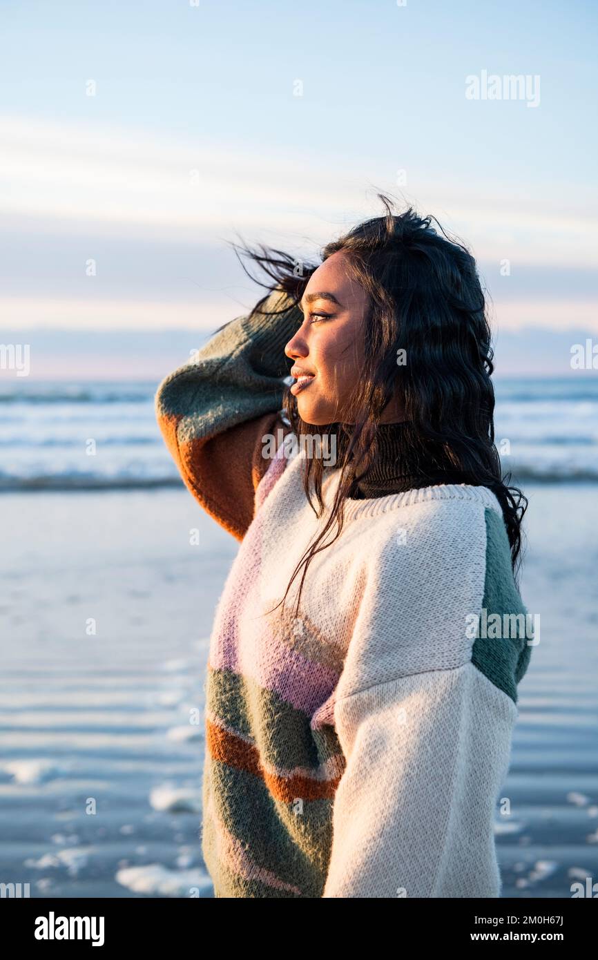 Profil Portrait de la jeune femme indienne à la plage Banque D'Images