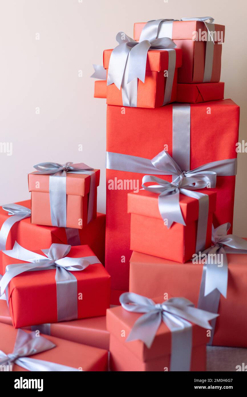 Une montagne de boîtes-cadeaux de Noël de formes diverses Banque D'Images
