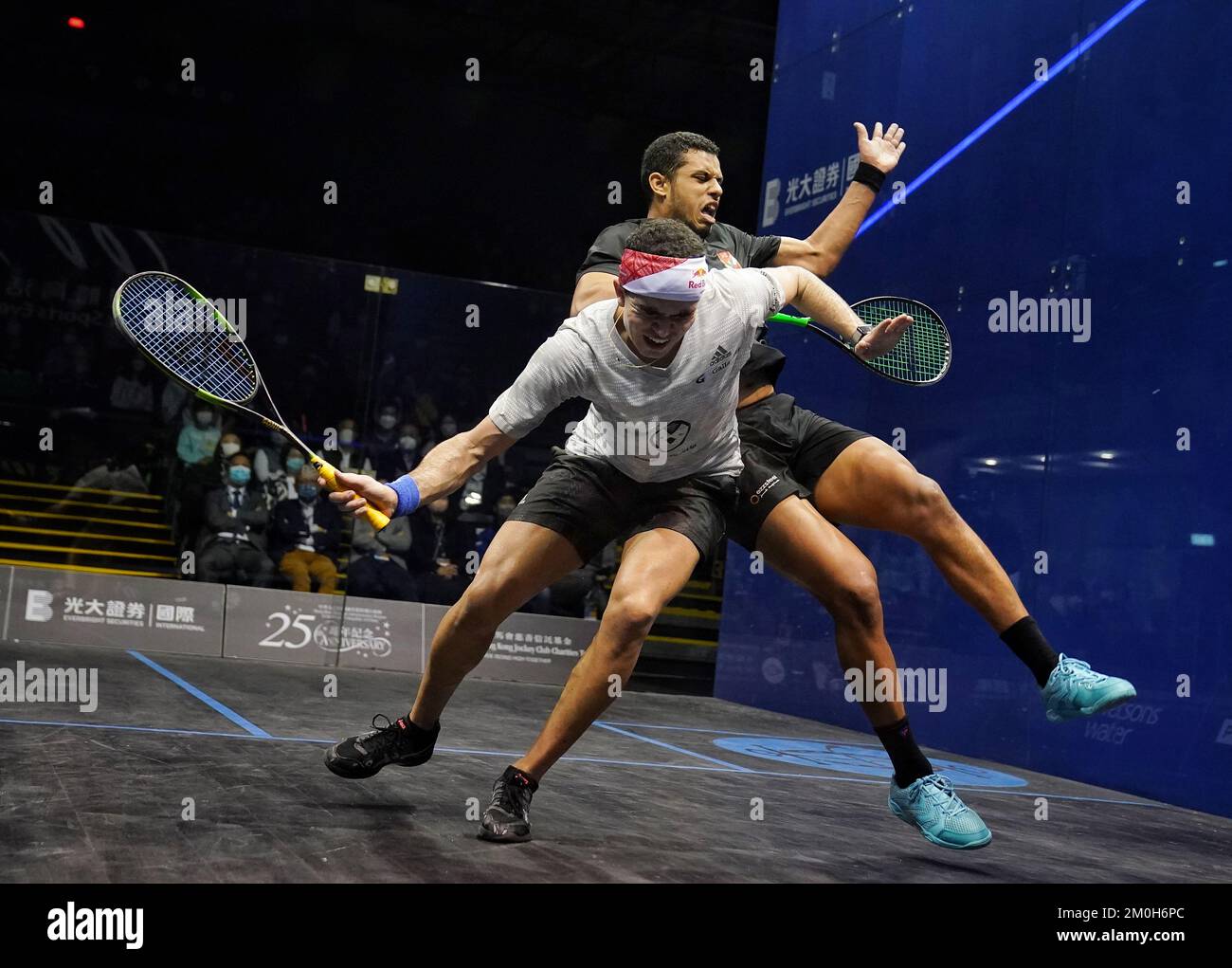 Mostafa Asal (retour) gagne plus de Diego Elias lors du match final de l'Open de squash de Hong Kong au Hong Kong Park Sports Center. 04DEC22. SCMP / Elson Li Banque D'Images