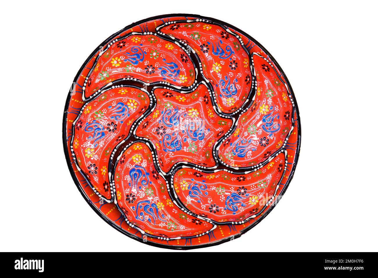 Plaques décoratives en céramique, plaque islamique avec motif de mandala, vue du dessus isolée sur fond blanc avec passe-cheveux. Banque D'Images