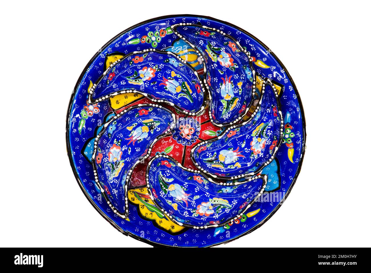 Plaques décoratives en céramique, plaque islamique avec motif de mandala, vue du dessus isolée sur fond blanc avec passe-cheveux. Banque D'Images