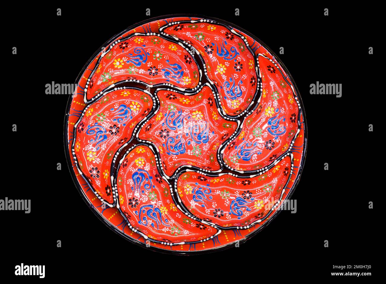 Plaques décoratives en céramique, plaque islamique avec motif de mandala, vue du dessus isolée sur fond noir avec passe-cheveux. Banque D'Images