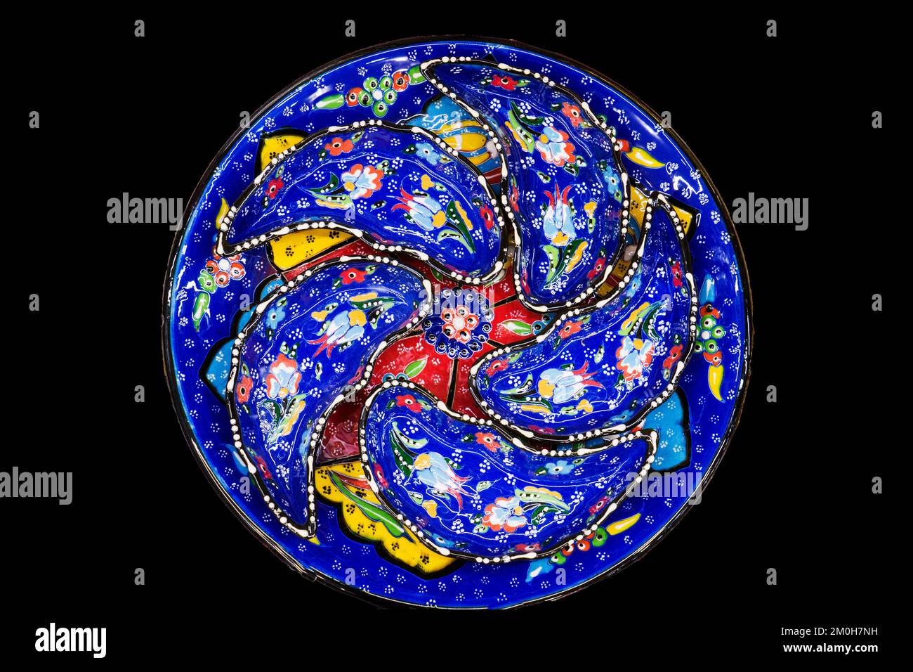 Plaques décoratives en céramique, plaque islamique avec motif de mandala, vue du dessus isolée sur fond noir avec passe-cheveux. Banque D'Images