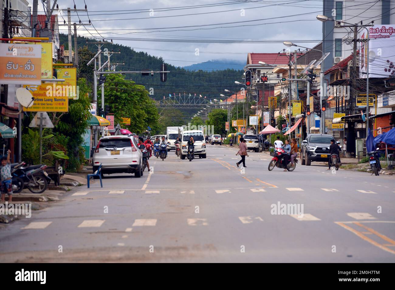 Dimanche après-midi sur la rue principale à Luang Namtha, Laos, Asie du Sud-est. Banque D'Images