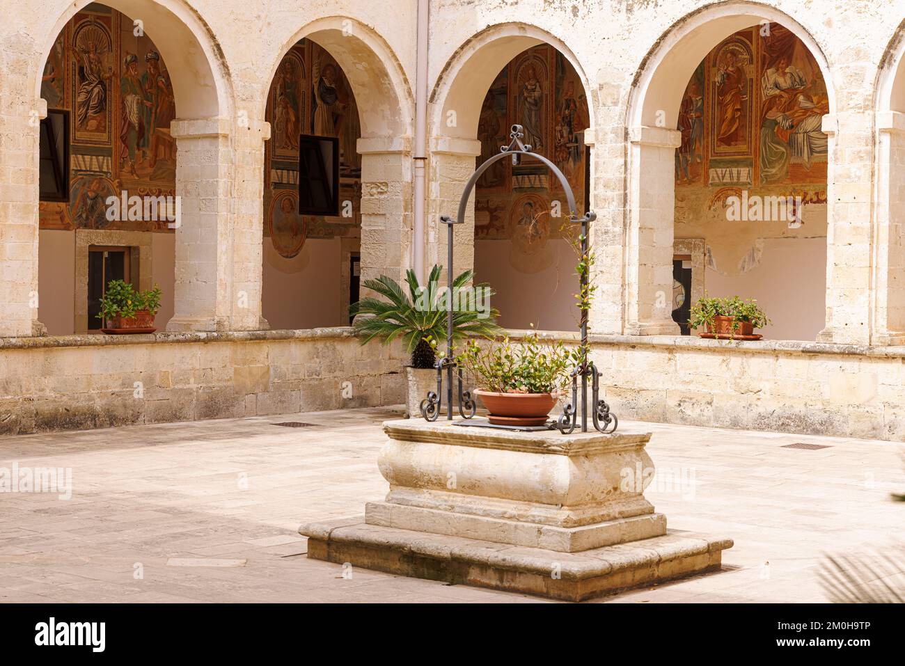 Italie, Apulia, Galatina, Basilica di Santa Caterina d'Alessandria, le cloître Banque D'Images