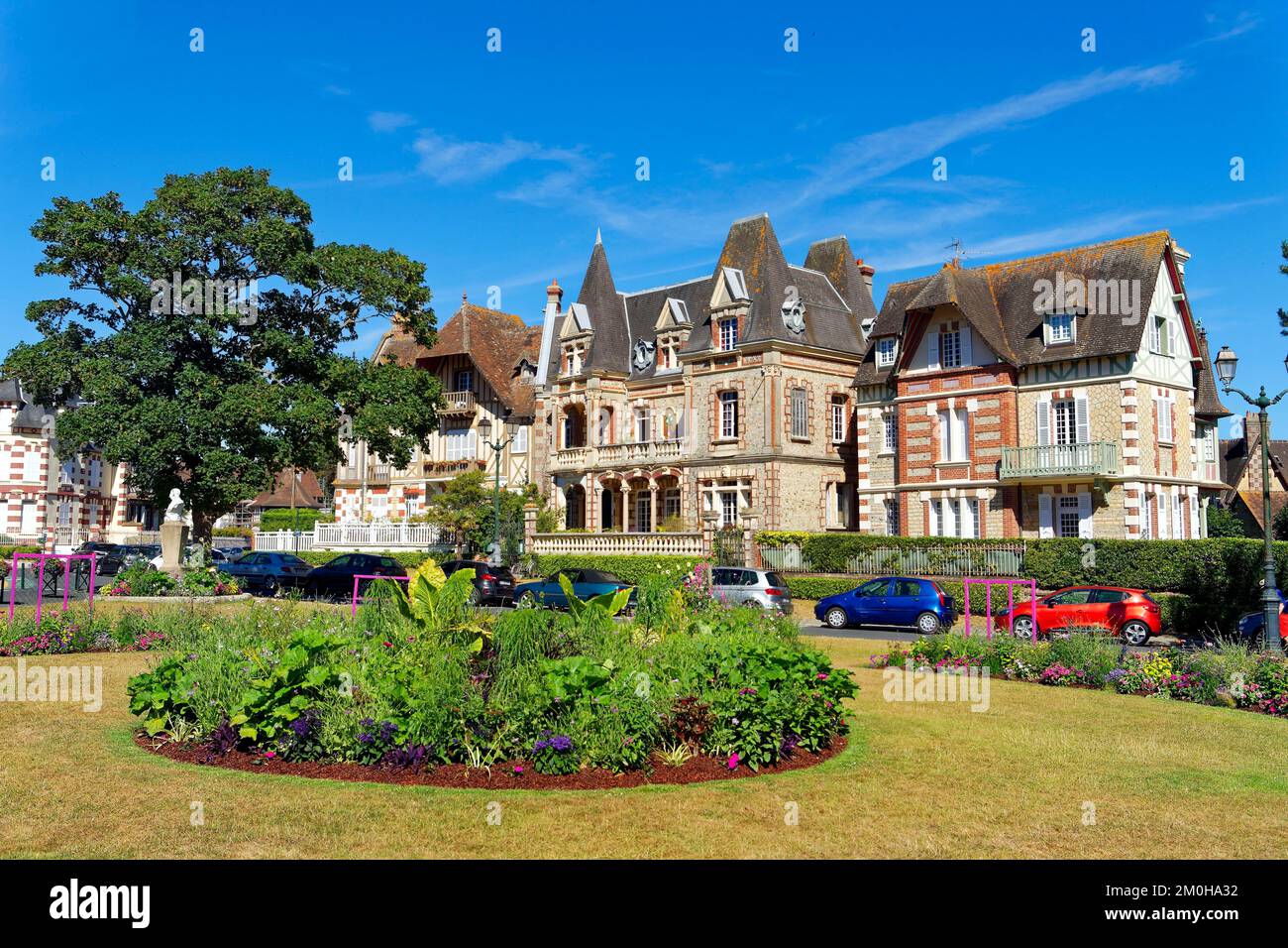 France, Calvados, pays d'Auge, Côte fleurie, Cabourg, Jardins du Casino, Villa l'Argetine (1895) un lit et un petit déjeuner Banque D'Images