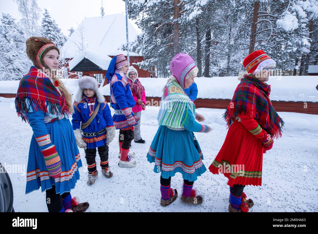 Suède, comté de Norbotten, Jokkmokk, famille sami pendant le marché sami de Jokkmokk Banque D'Images