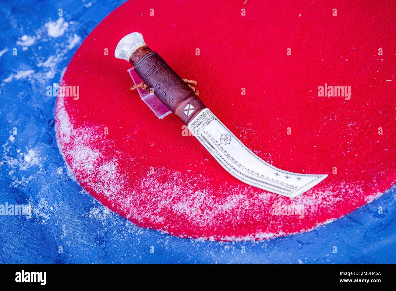 Suède, Comté de Norbotten, Jokkmokk, couteau d'artisanat sami, considéré des œuvres d'art uniques, pendant le marché sami de Jokkmokk Banque D'Images