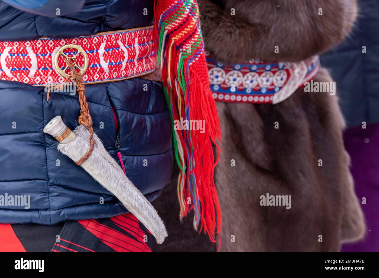 Suède, Comté de Norbotten, Jokkmokk, couteau sami porté sur la ceinture, couteau d'artisanat sami, considéré comme des œuvres d'art uniques, pendant le marché sami de Jokkmokk Banque D'Images
