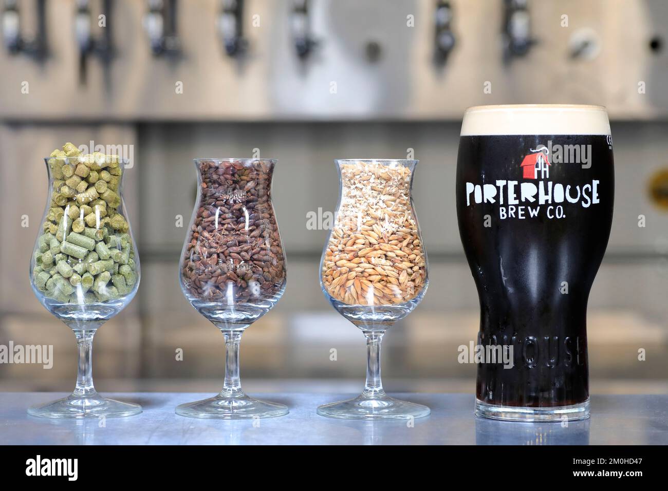 Irlande, province de Leinster, Dublin, Porterhouse Brewing Company, brasserie artisanale, bière piquant à base de houblon, malt fortement torréfié et orge Banque D'Images