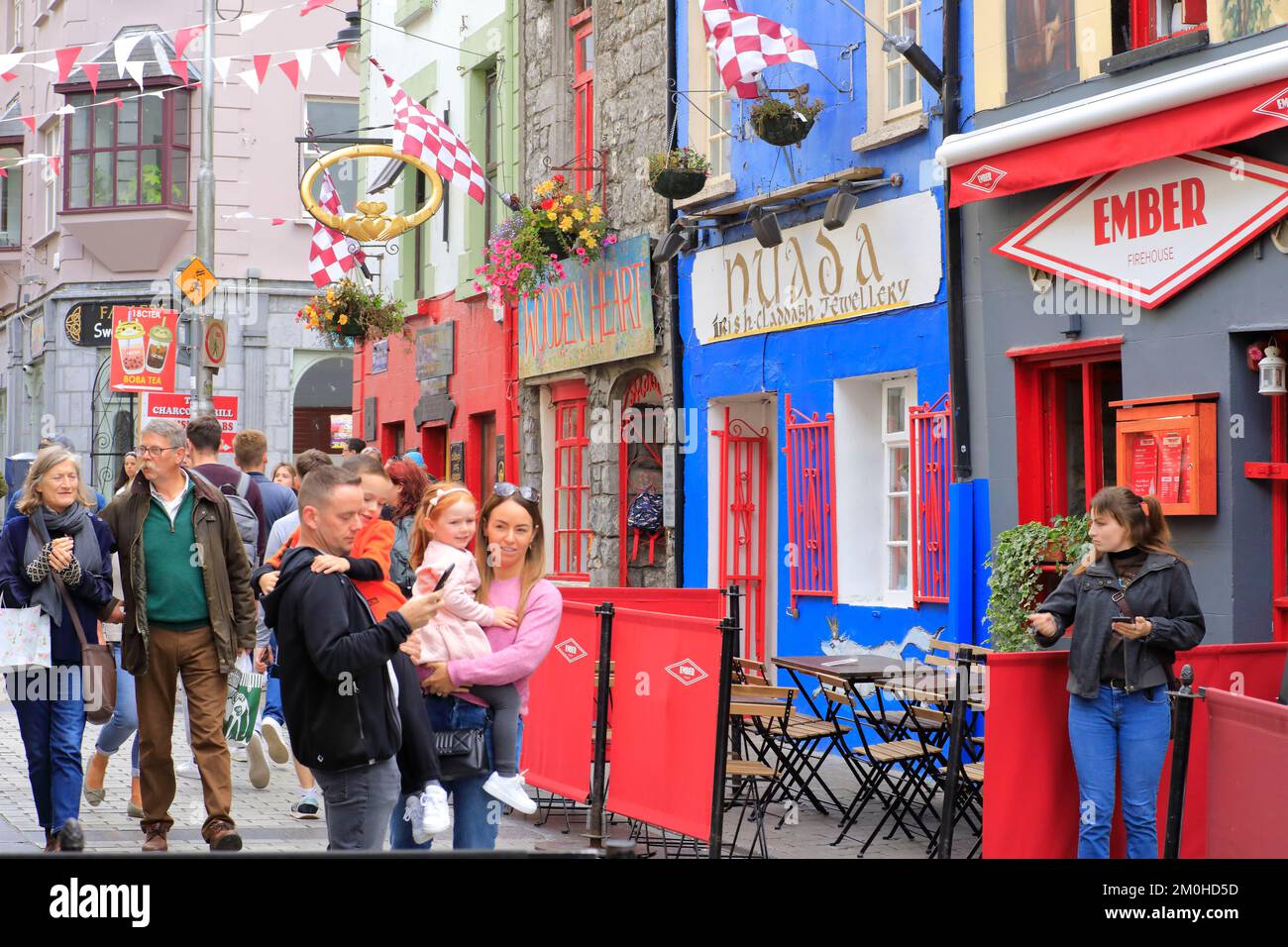 Irlande, province du Connacht, Galway, quartier latin, Quay Street, rue piétonne avec de nombreux pubs et magasins Banque D'Images