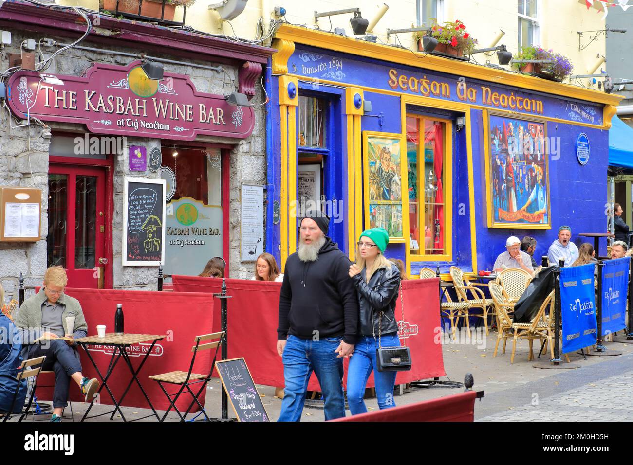 Irlande, province du Connacht, Galway, quartier latin, Quay Street, Rue piétonne avec de nombreux magasins et pubs comme le Sehan UA Neachtain ouvert en 1894 Banque D'Images