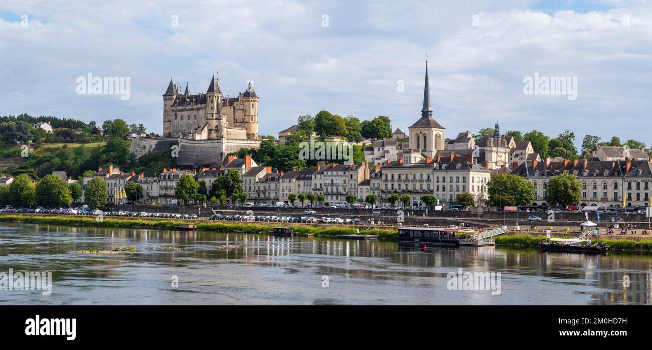 France, Maine et Loire, Saumur, Vallée de la Loire classée au patrimoine mondial de l'UNESCO, Château de Saumur et église Saint-Pierre sur les rives de la Loire Banque D'Images